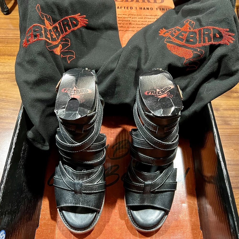 Almost New Freebird Claw Size 9 Color: Black/Gray